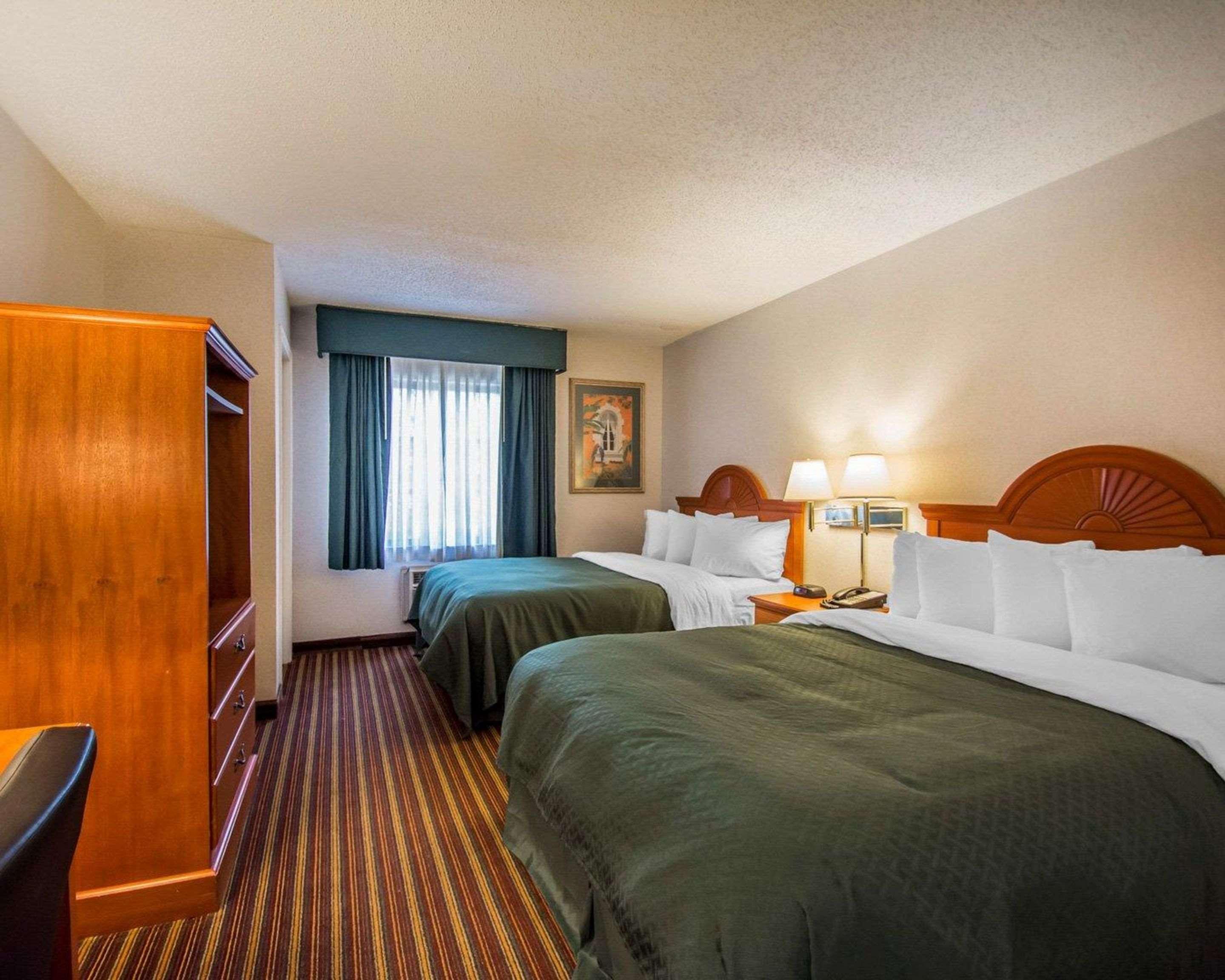 Quality Inn & Suites At Tropicana Field St. Petersburg Exterior photo