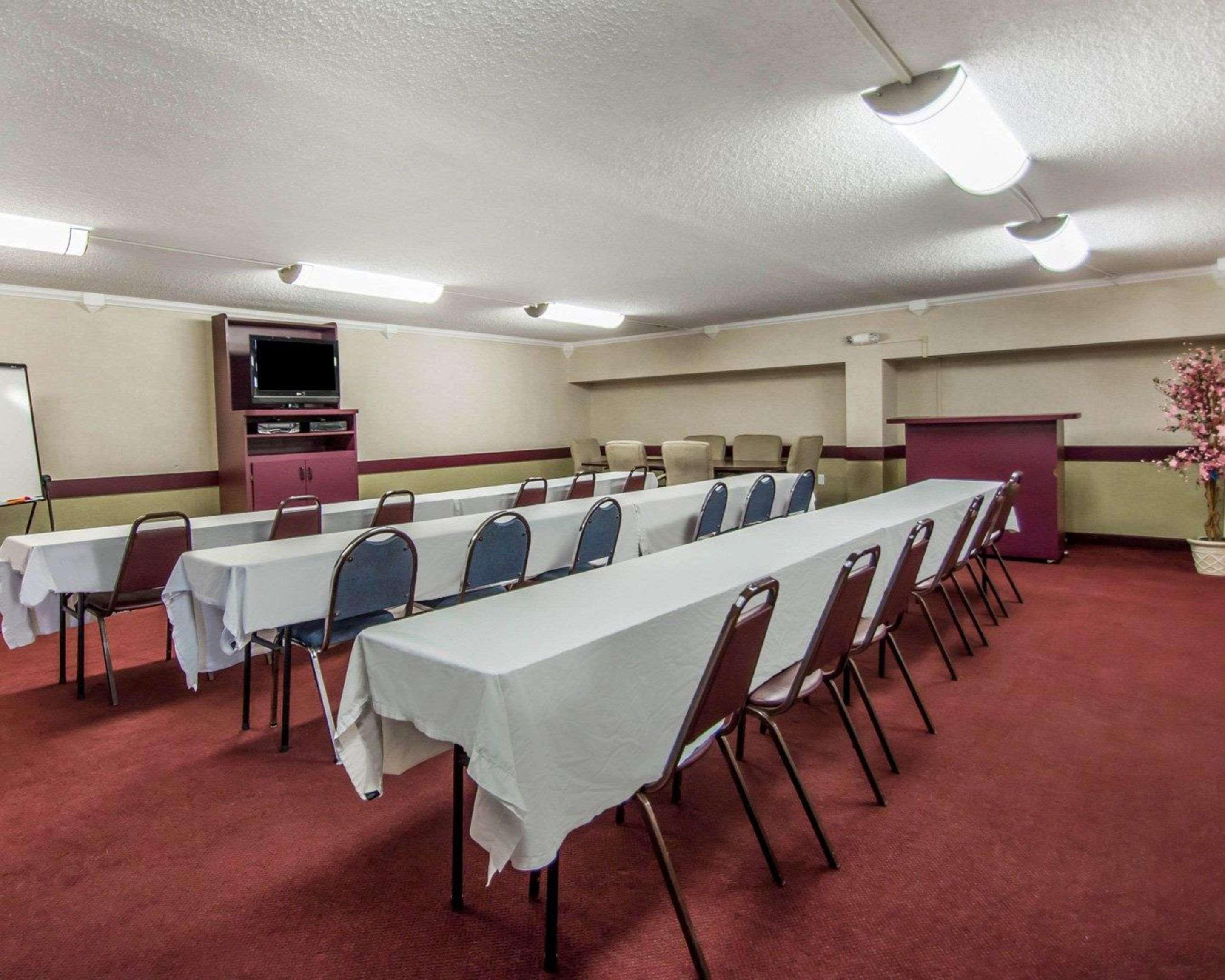 Quality Inn & Suites At Tropicana Field St. Petersburg Exterior photo