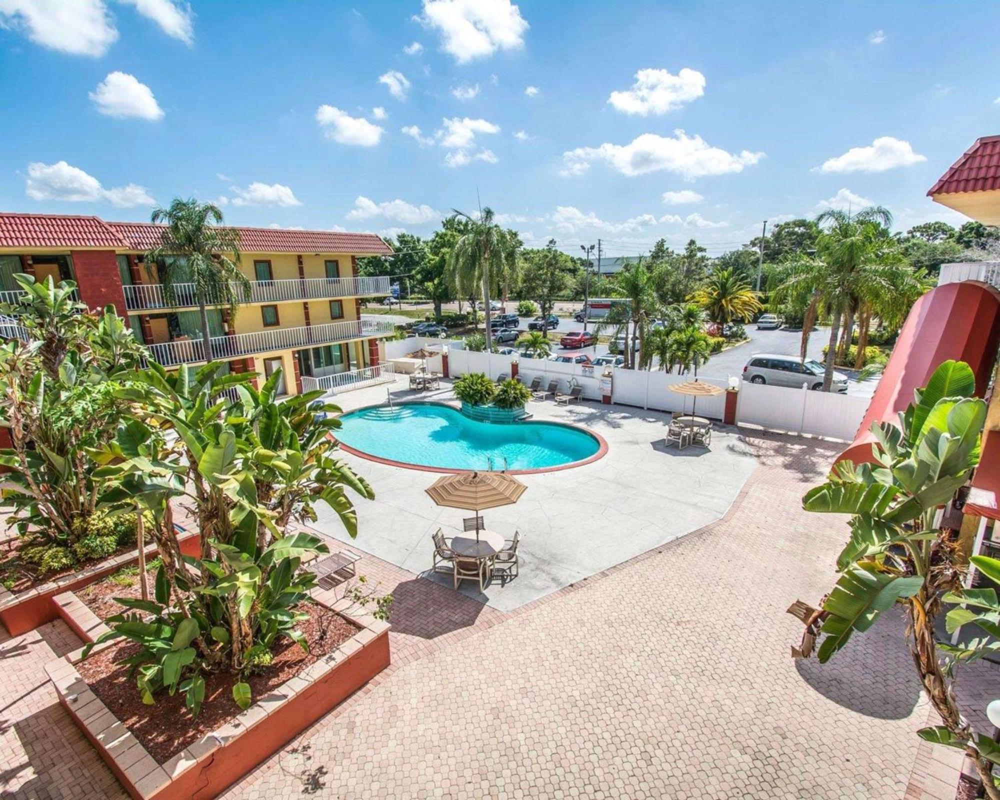 Quality Inn & Suites At Tropicana Field St. Petersburg Exterior photo