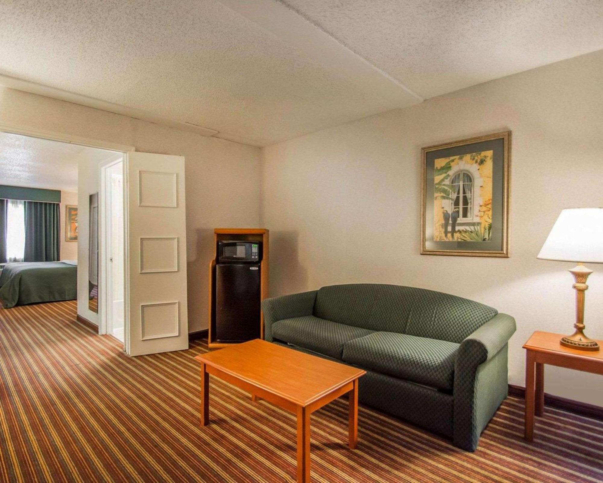 Quality Inn & Suites At Tropicana Field St. Petersburg Exterior photo