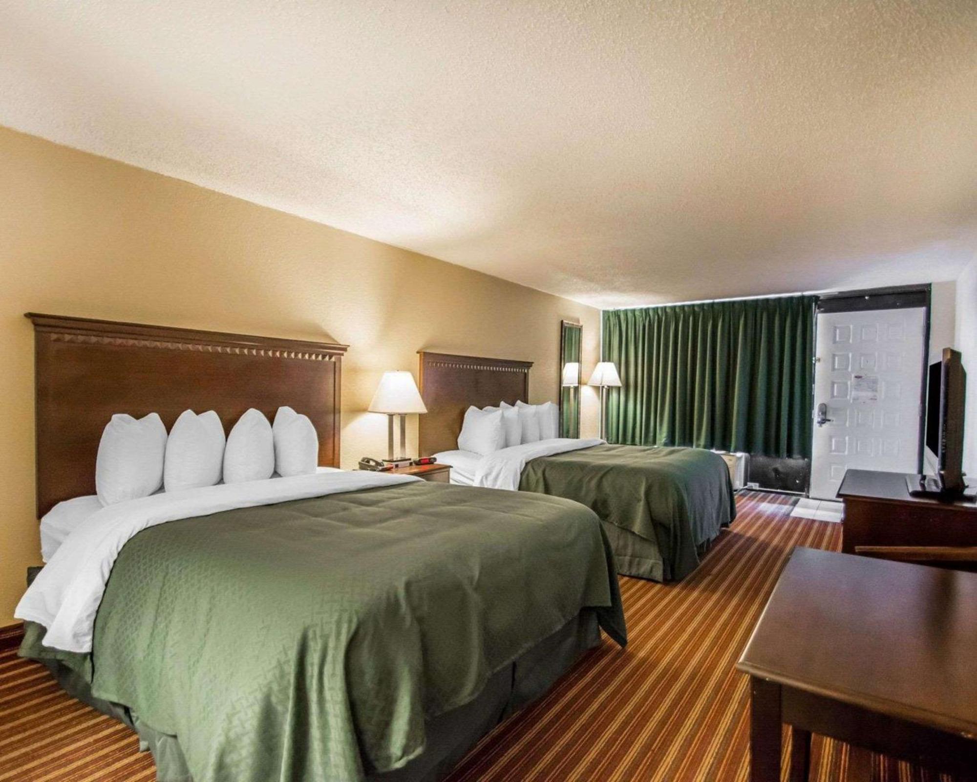 Quality Inn & Suites At Tropicana Field St. Petersburg Exterior photo