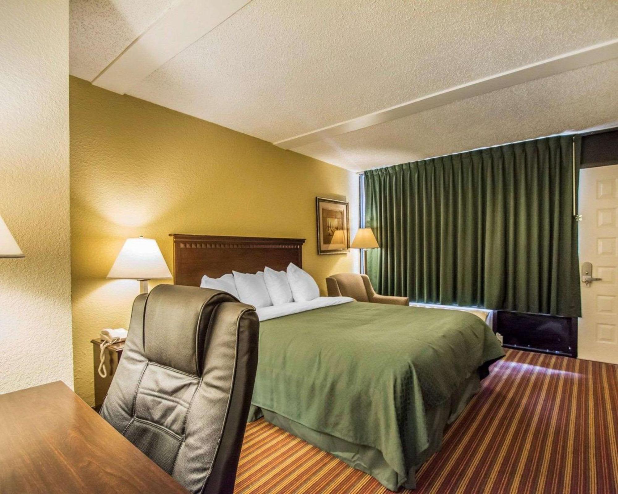 Quality Inn & Suites At Tropicana Field St. Petersburg Exterior photo