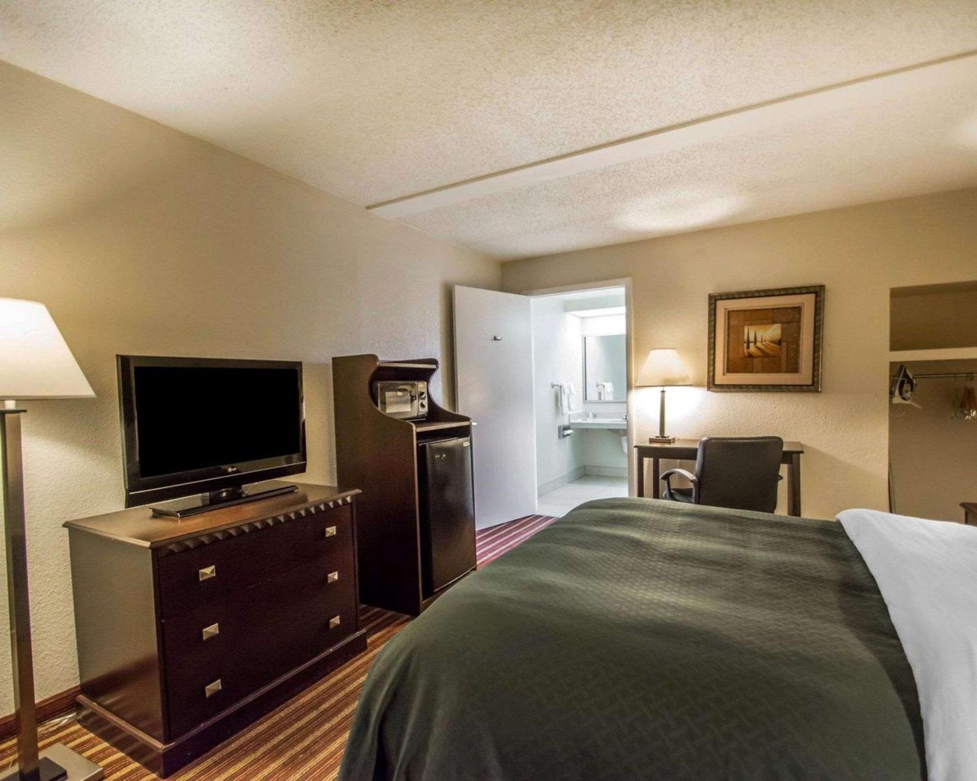 Quality Inn & Suites At Tropicana Field St. Petersburg Exterior photo