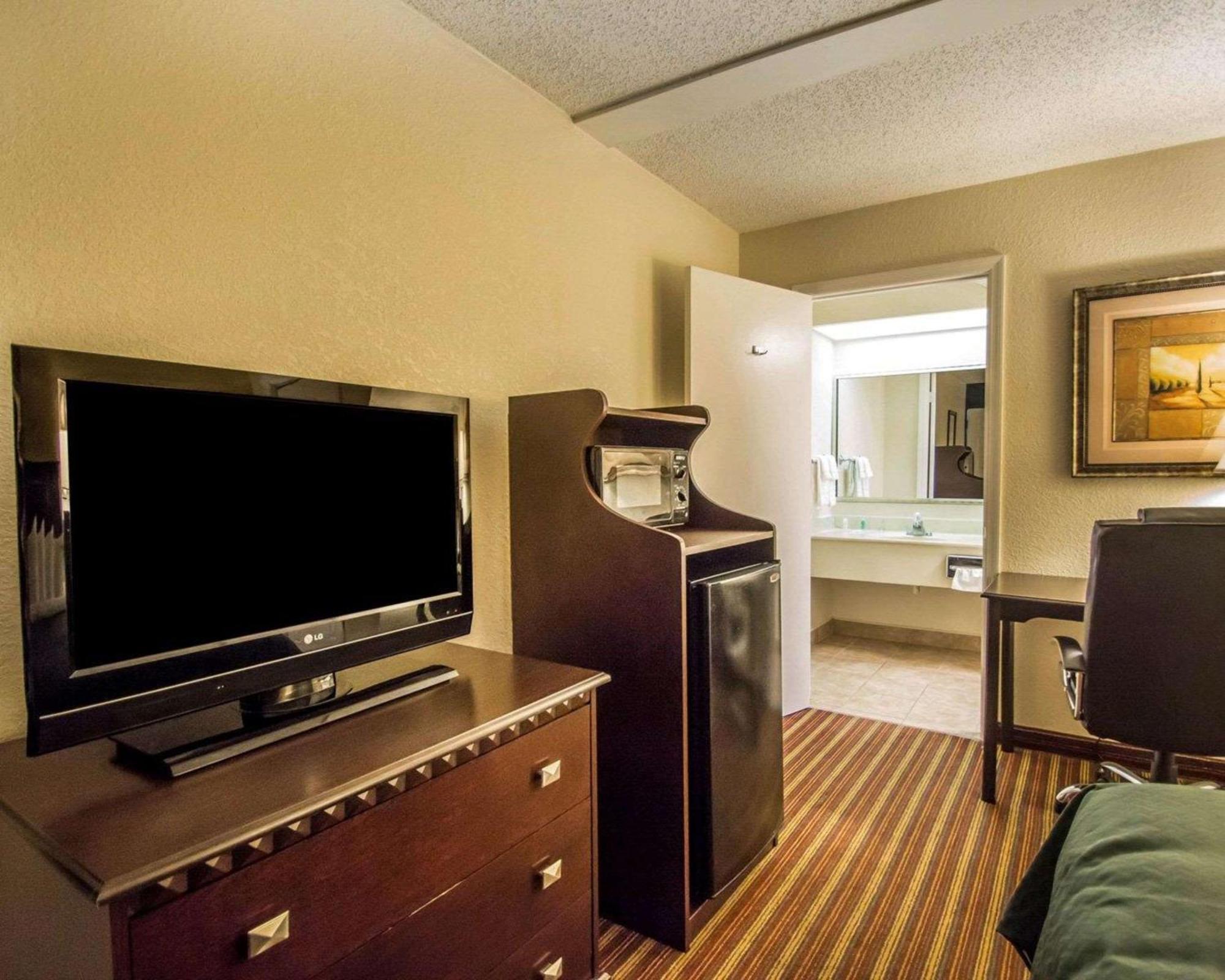 Quality Inn & Suites At Tropicana Field St. Petersburg Exterior photo