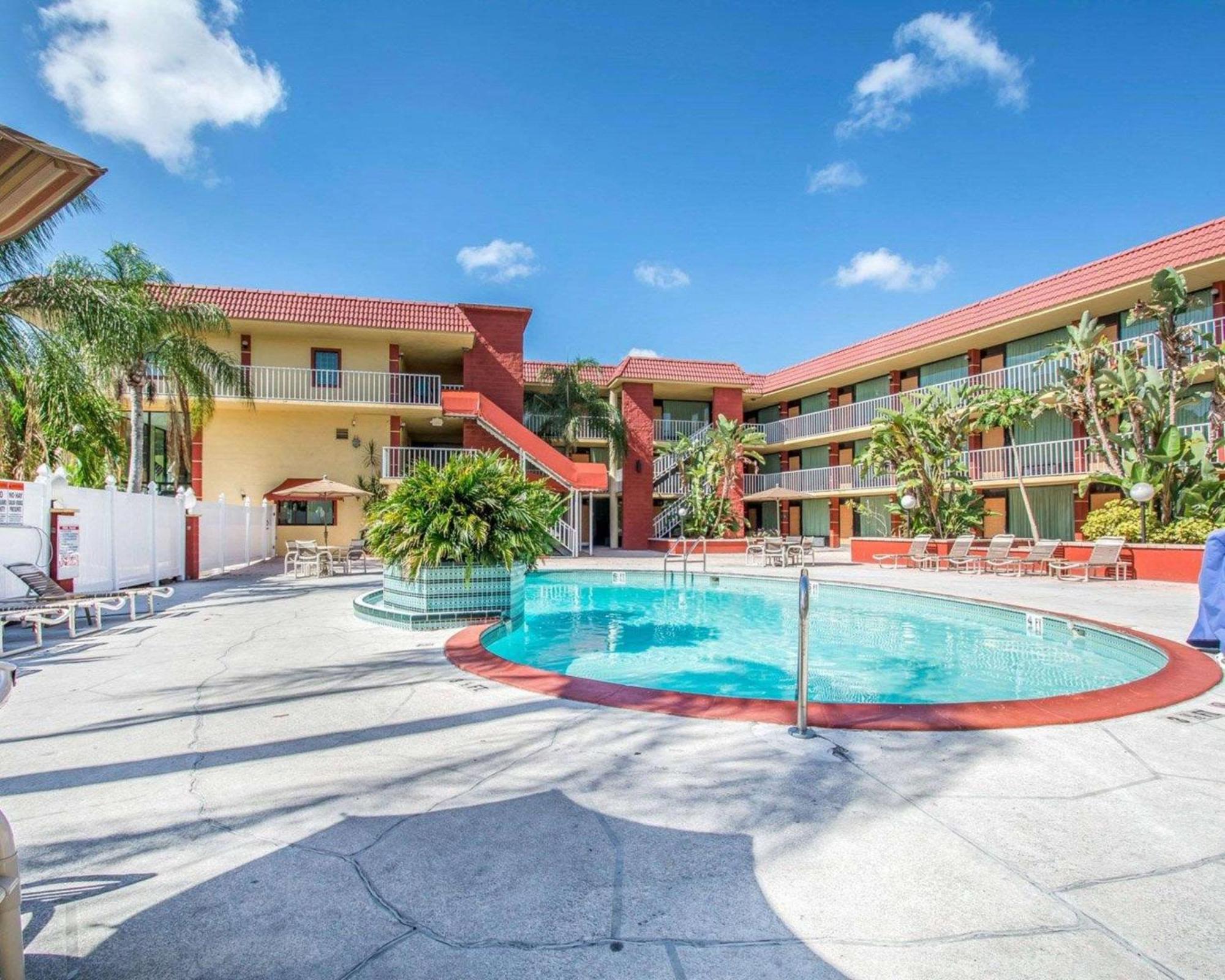 Quality Inn & Suites At Tropicana Field St. Petersburg Exterior photo