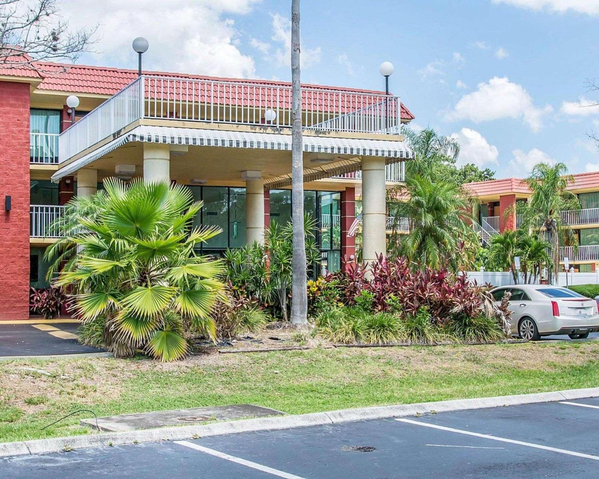 Quality Inn & Suites At Tropicana Field St. Petersburg Exterior photo