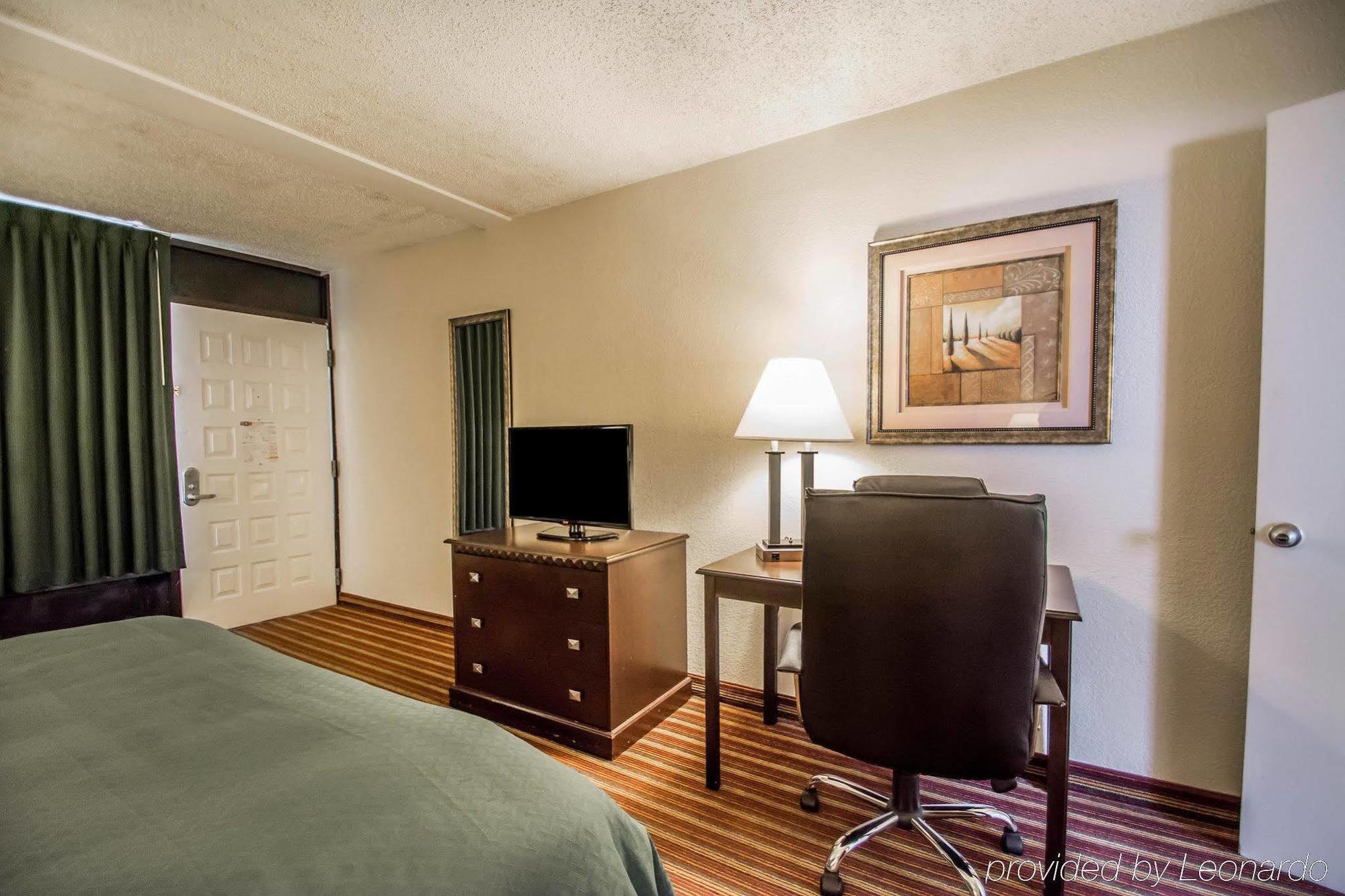 Quality Inn & Suites At Tropicana Field St. Petersburg Exterior photo