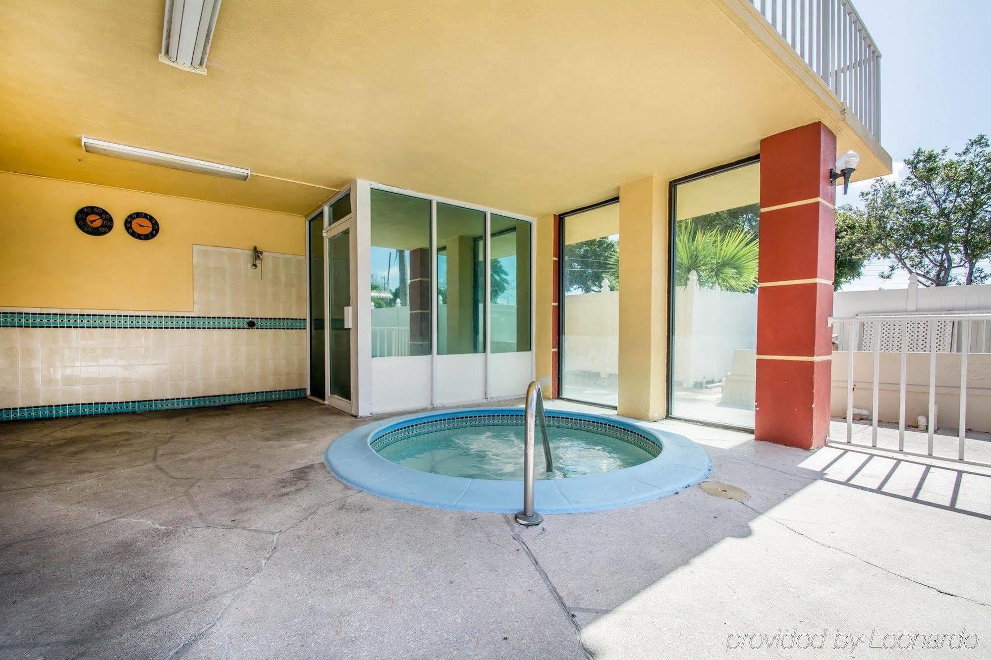 Quality Inn & Suites At Tropicana Field St. Petersburg Exterior photo
