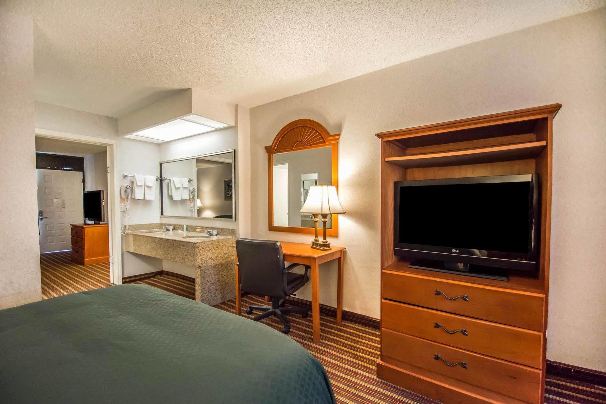 Quality Inn & Suites At Tropicana Field St. Petersburg Exterior photo