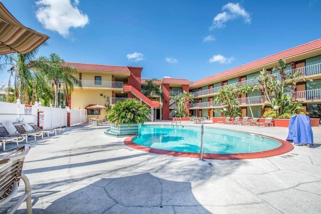 Quality Inn & Suites At Tropicana Field St. Petersburg Exterior photo