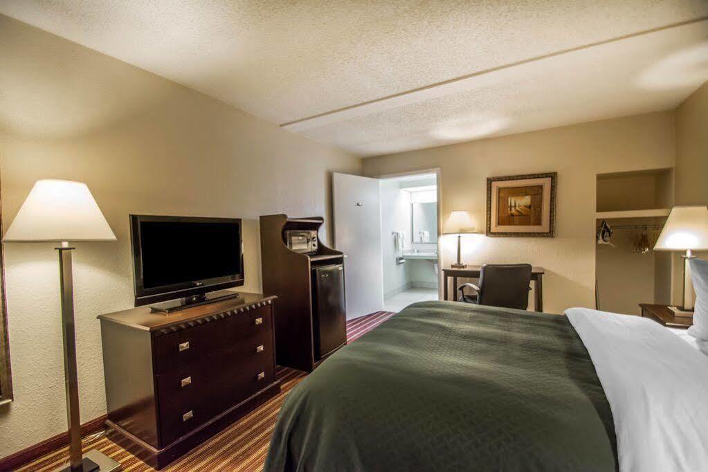Quality Inn & Suites At Tropicana Field St. Petersburg Exterior photo