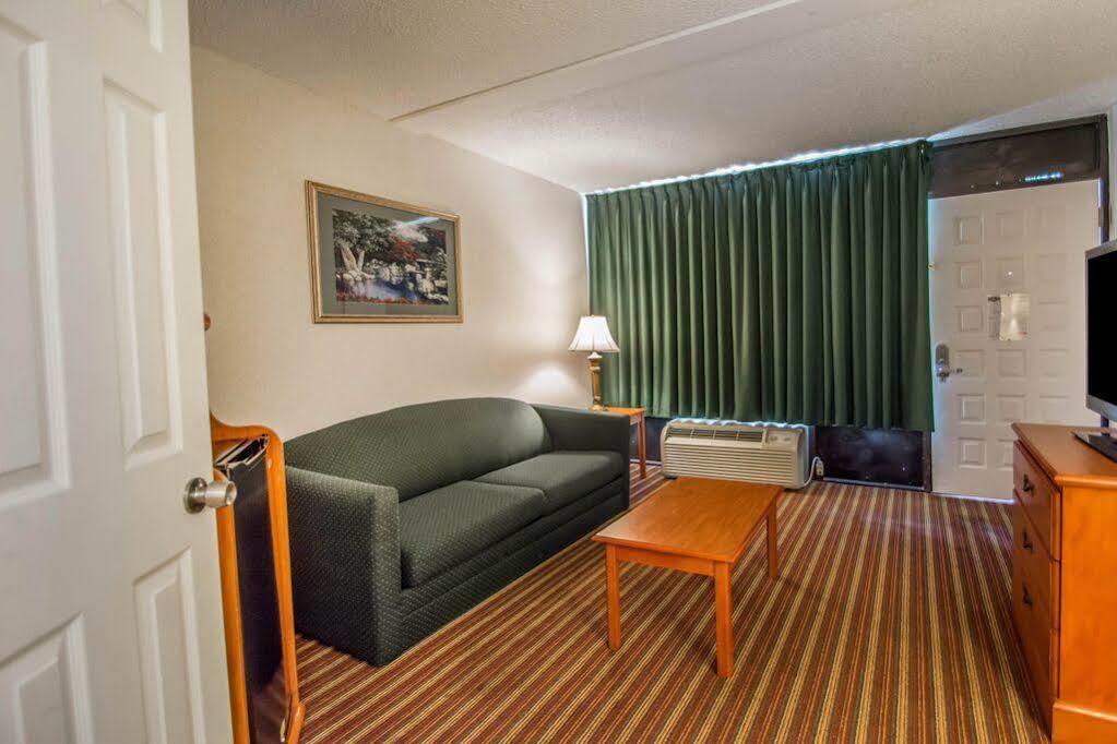 Quality Inn & Suites At Tropicana Field St. Petersburg Exterior photo