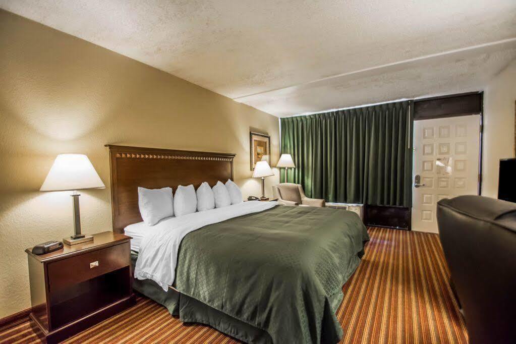 Quality Inn & Suites At Tropicana Field St. Petersburg Exterior photo